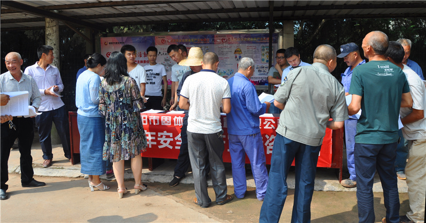 固廢處置公司舉行安全生產(chǎn)宣傳咨詢(xún)?nèi)栈顒?dòng)1_副本