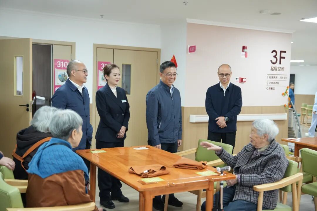 德陽市政府副市長徐春龍一行調(diào)研德陽市老年養(yǎng)護(hù)院并慰問在院長者